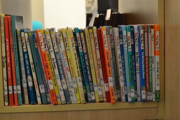 Livros infantis coloridos em uma estante